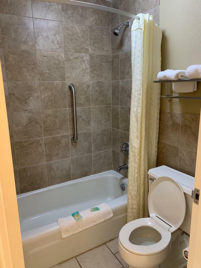 Relax Inn Heth Shell Lake エクステリア 写真
